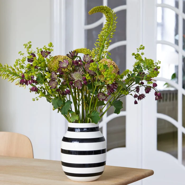 Rosendahl Kähler Omaggio Vase in Black - 7.9 in - Image 4